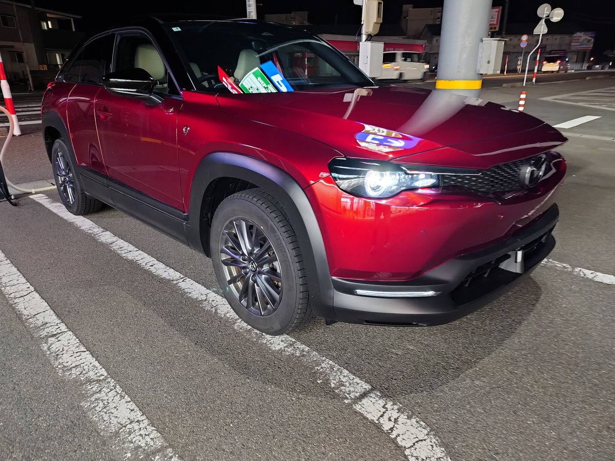 white_stone_rs's tweet image. 今日もお疲れ様でした。
現状を踏まえて、Rotary-EVいいかもです。
①ガソリン180円台、EV充電10分55円どっちがいい？🤔
②平日の通勤(ほとんどが往復で100km未満）
③200〜300km走るのは、月1,2回？🤔
こう考えると、充電でガソリンを使わないこの子はよい子かも…😍
#MX30 #RotaryEV #充電