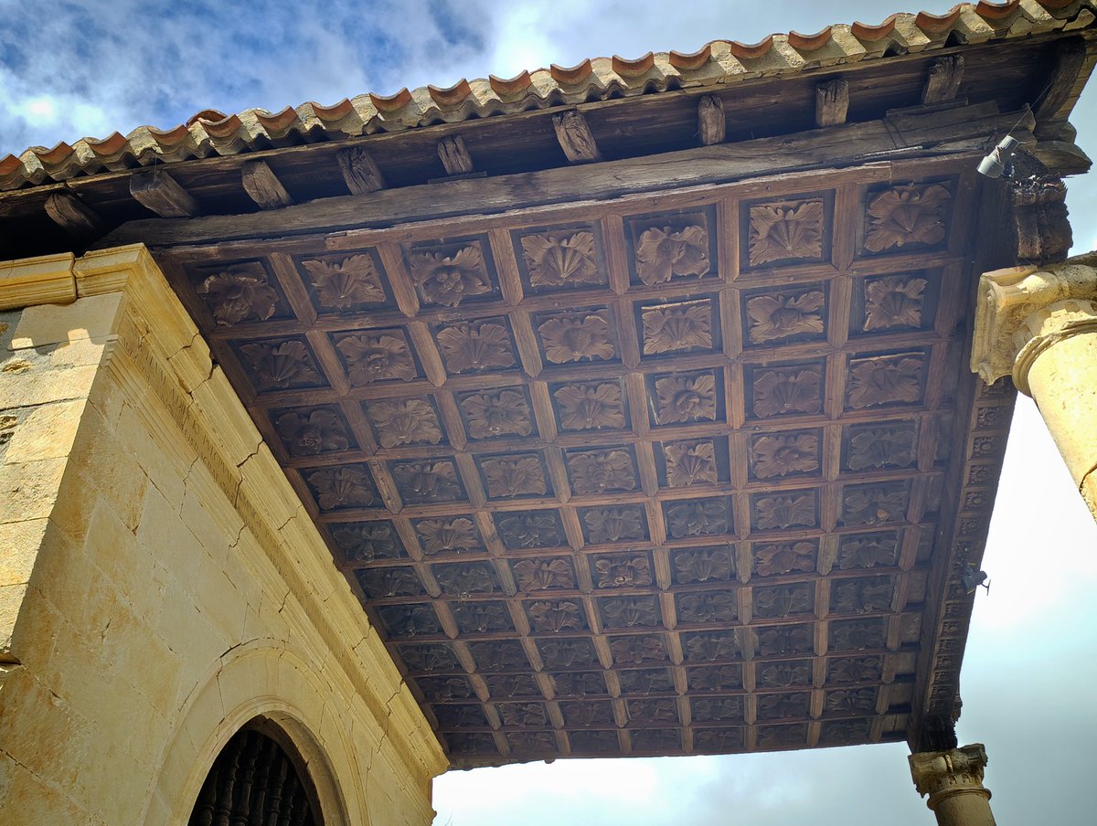 erikrsalazar's tweet photo. 📍 Kristo Santuaren santutxoa — Obekuri, Araba.
Eraikina Erdi Aroko tradizioan sustraitutako herri-arkitektura erlijiosoaren adibidea da. Barruan Kristo Santuaren irudia gordetzen da, eta alboetan San Frantzisko Asiskoaren eta San Jeronimoren irudiak daude.#Obekuri #Araba https://t.co/jVfHAjFtlc