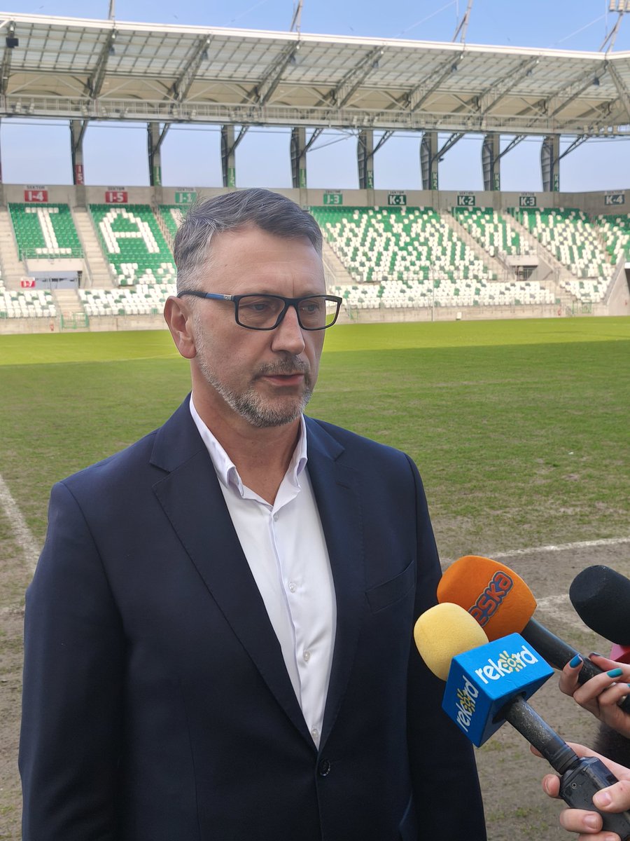 Do końca tego tygodnia murawa zostanie wymieniona, mamy 4 ofert w przedziale cenowym pomiędzy 800 tys. a 1 mln złotych.
Konferencja Roberta Debickiego na stadionie w Radomiu trwa.