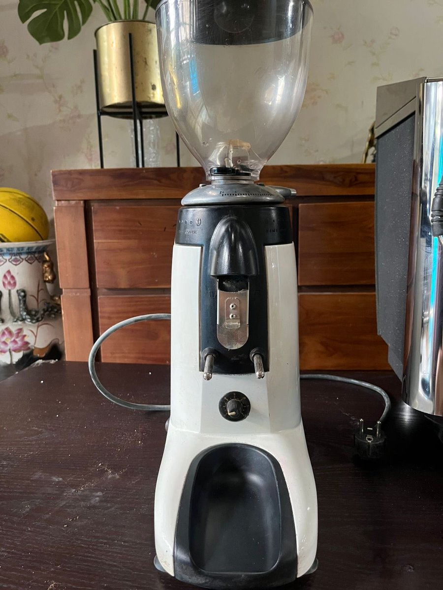 Ghazeey's tweet photo. Izin, yang lagi cari mesin kopi untuk coffee shop, lagi ada yang jual VBM lollo 1group + grinder compak K3 ni.

Ga sampe 30 juta udah bisa start bisnis! https://t.co/JX3Bsvv43Y