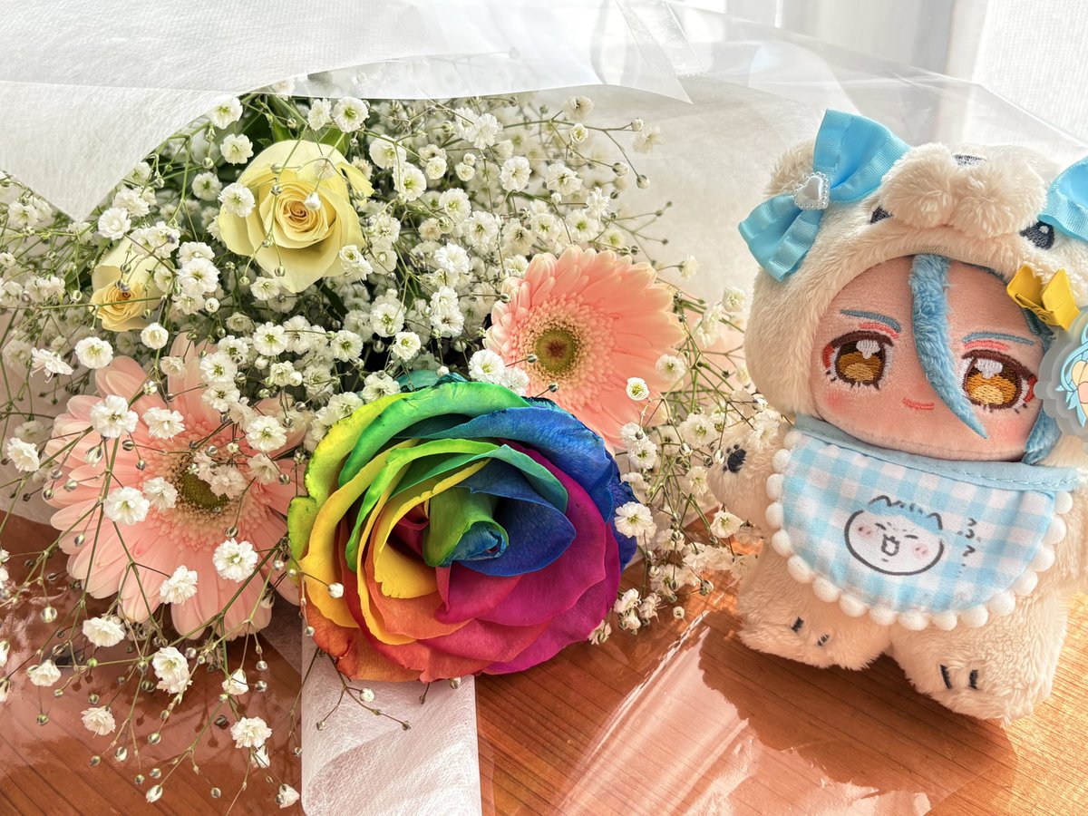 別でもう1つ花束をいただいたんだけど、リボンの部分はひめるイメージにしてくれたらしい🩵ひめるも誇らしそうに写っております