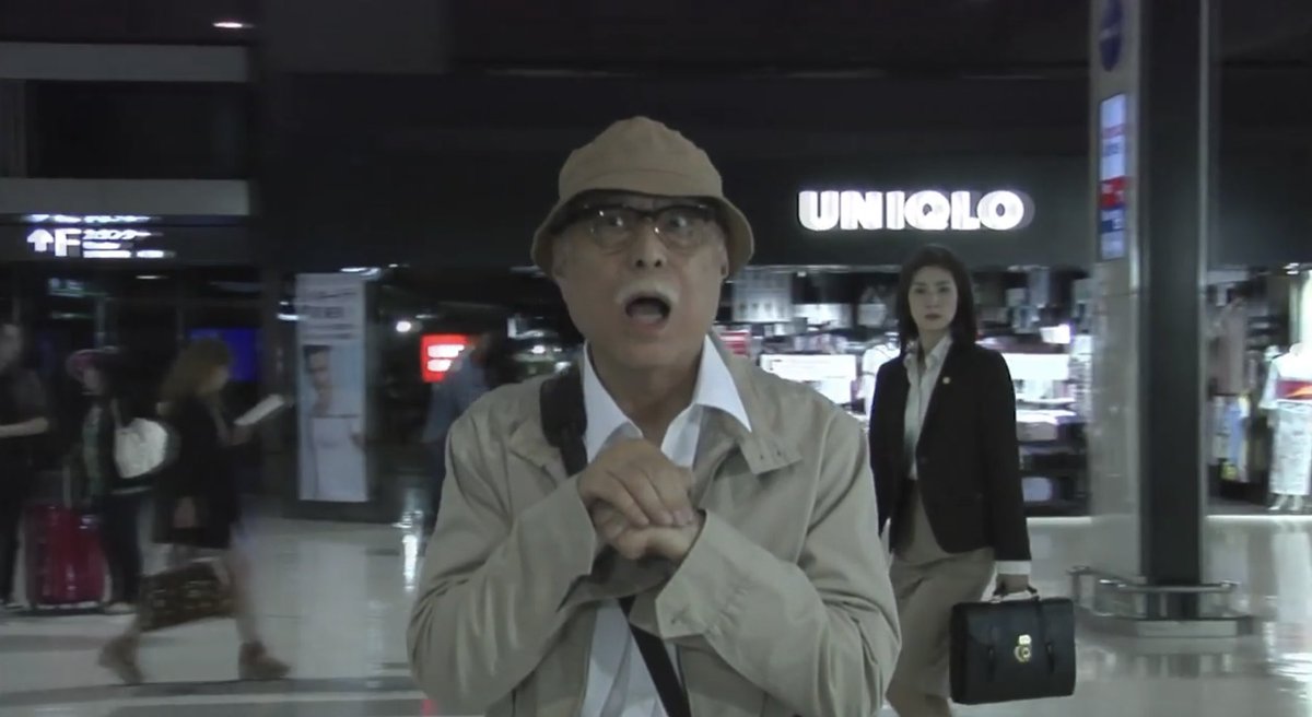 なんか不自然な歩き方の間宮貴子(離婚弁護士)