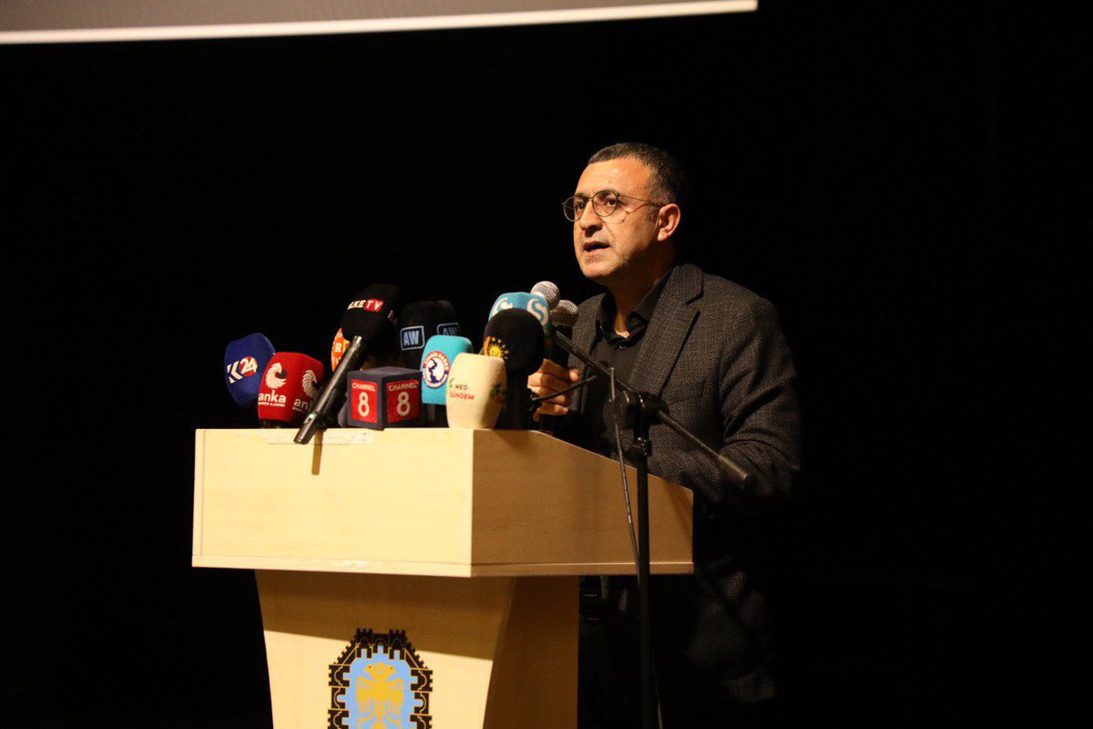 dempartiamed's tweet photo. Bi pêşengiya Platforma Saziyên Demokratîk li ÇandAmedê bi boneya salvegera 38emîn Komkujiya Helebçeyê û qurbaniyên komkujiyê hatin bîranîn. Hevserokên me Gulşen Ozer û @abbassahin2144 Parlamenterê me @AvSerhatEren, Hevseroka DBPê ya Amedê Rûçem Vefa Elyakut, Hevşaredar û gelek sazî tevlî bîraninê bûn.  Li ber çavên Cîhanê ji bêhna sêvan mirin fûriya. Em Helepçê jiber nakin.