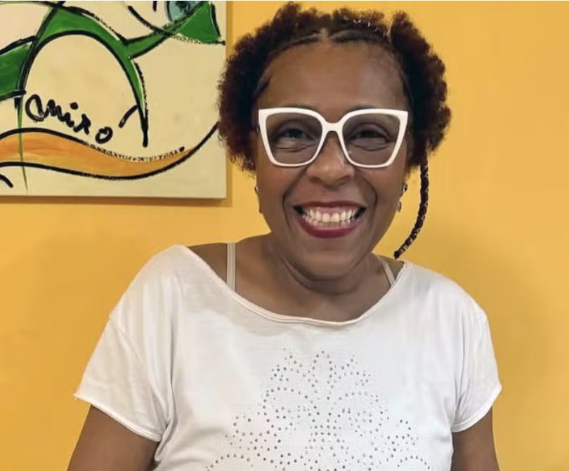 A médica oncologista Andrea Marins Dias, de 61 anos, foi morta na noite deste domingo (15) durante uma perseguição policial em Cascadura, na Zona Norte do Rio de Janeiro. Pouco antes de ser atingida pelos disparos, ela havia acabado de sair da casa dos pais, onde esteve em