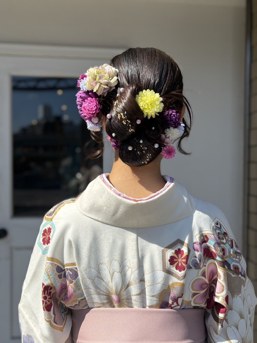 mi____wa15's tweet photo. 3/17 （火）ご予約頂けます◎

卒業式袴着付け＆ヘアセット

花束みたいな彩りの髪飾りに学生生活の思いを乗せて💐
#池袋美容室　#池袋ヘアセット　#池袋着付け　#着付けができる美容室　#卒業式ヘア　#リボンヘア https://t.co/XeufbsxBJK