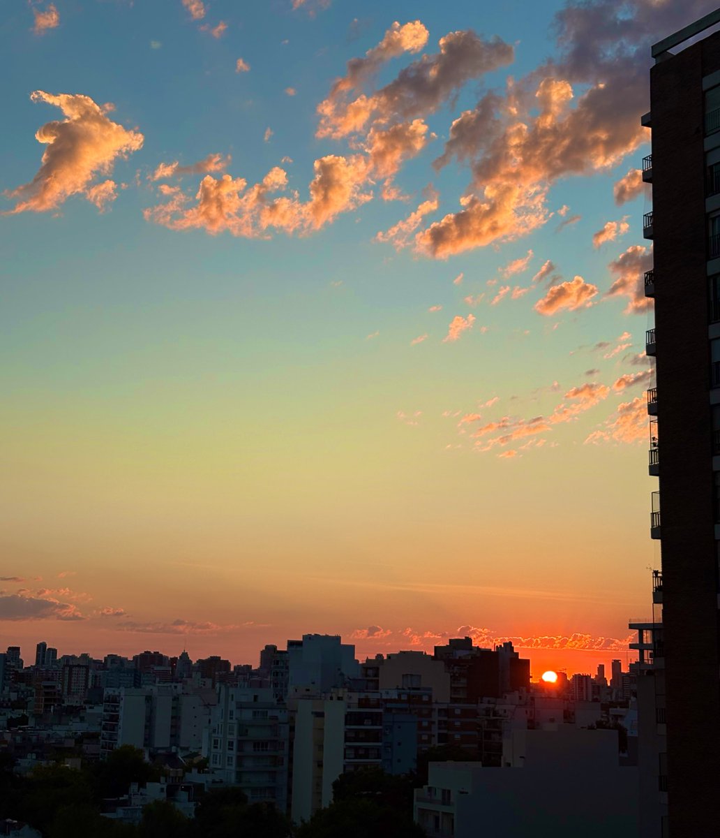 Amanece en la ciudad.