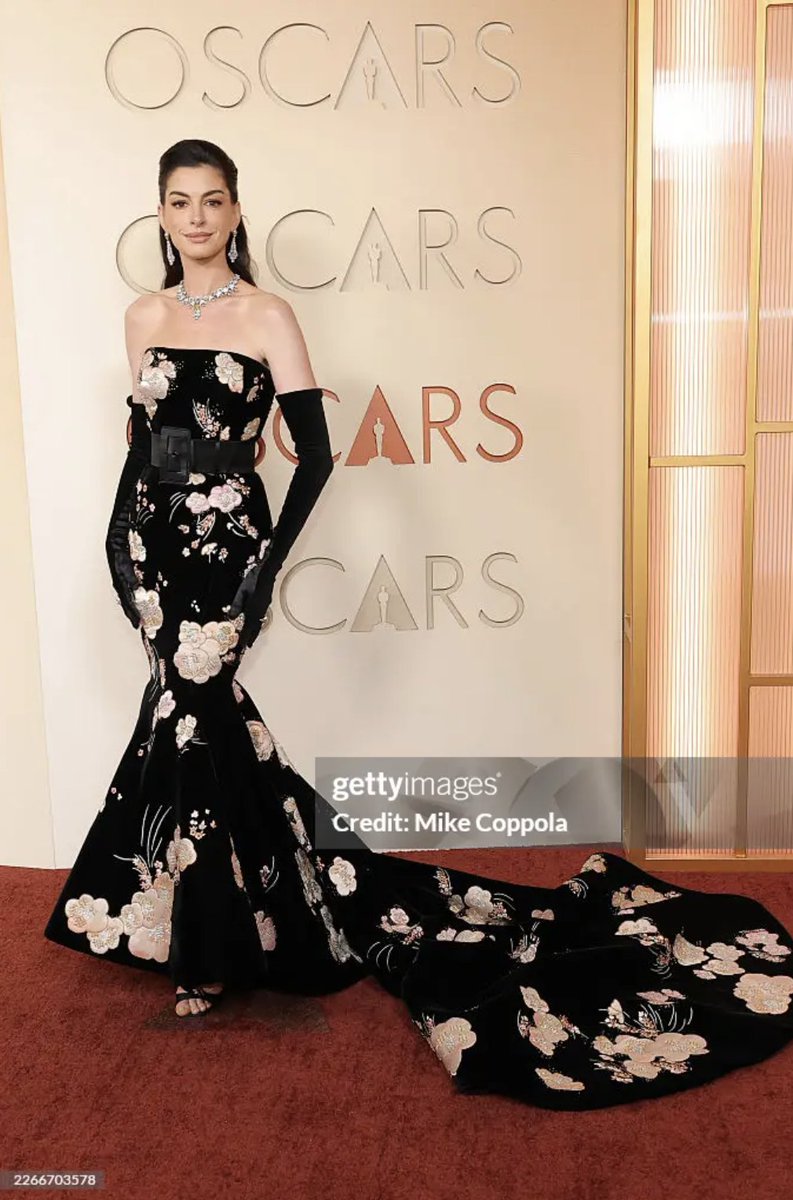 londonorganicpr's tweet image. BEST DRESSED
Anne Hathaway looked like a vision in a fish-tail frock covered in a Chinoiserie pattern. Expect internet sleuths to be analysing the look for clues to what Andy Sachs will be wearing in the  Devil Wears Prada sequel.
#Oscars #DevilwearsPrada #trendings #bestdressed