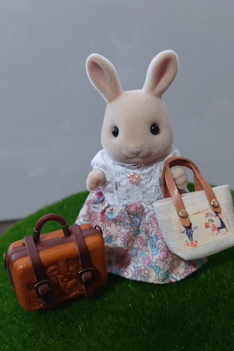 YS GOOD COLLECTION（<a href="/ysgood_co/">ysgood_collection</a> ）様のトランクとバッグをお迎えしました〜
シルバニアの大人サイズにピッタリ😊
トランクはベルトをはずすとちゃんと開きます
トラベルシールもついてる
めっちゃ可愛い🥰

#ドールハウスフェスタ
#シル活