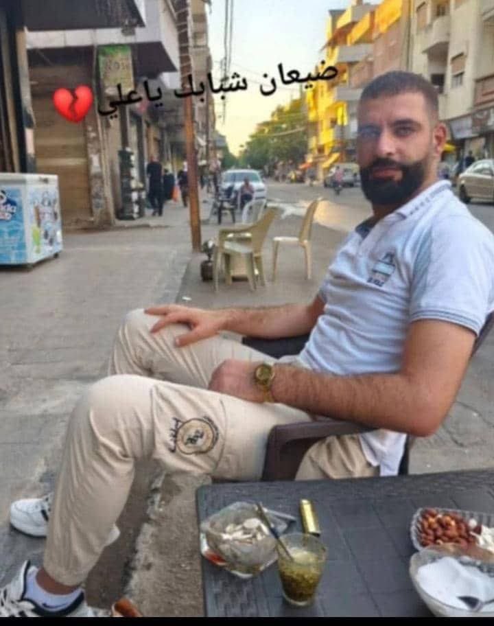 🔴 العثور على شاب علوي مقتولاً في منزله بمدينة حمص

🔹حمص: عثر على الشاب "علي رامز المحمد" مقتولاً بعيارات نارية في منزله بحي المهاجرين في مدينة حمص، وذلك صباح اليوم 16 آذار/مارس 2026.
 
​ورجحت مصادر أهلية باستخدام سلاح كاتم للصوت في العملية، وذلك لعدم سماع أياً من الجيران لأصوات