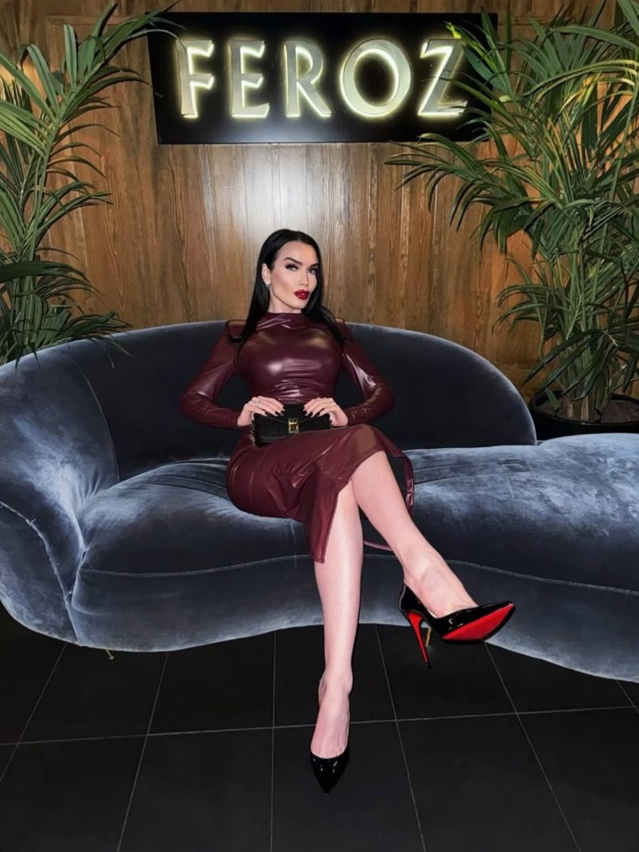Luxury isn’t asked for. It’s deserved.🖤👠😈
#bdsm #goddess