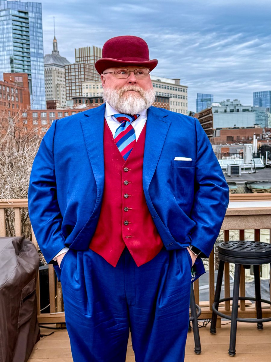 TheBigSartorial's tweet image. Eventually all Santa’s suits slowly turn red…
#Suitup #sartorial #dapper #bespoke #suit #bigguys