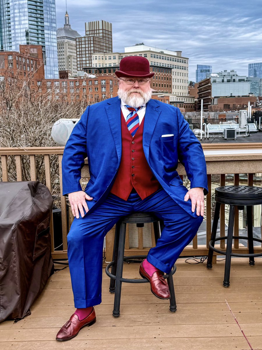 TheBigSartorial's tweet image. Eventually all Santa’s suits slowly turn red…
#Suitup #sartorial #dapper #bespoke #suit #bigguys