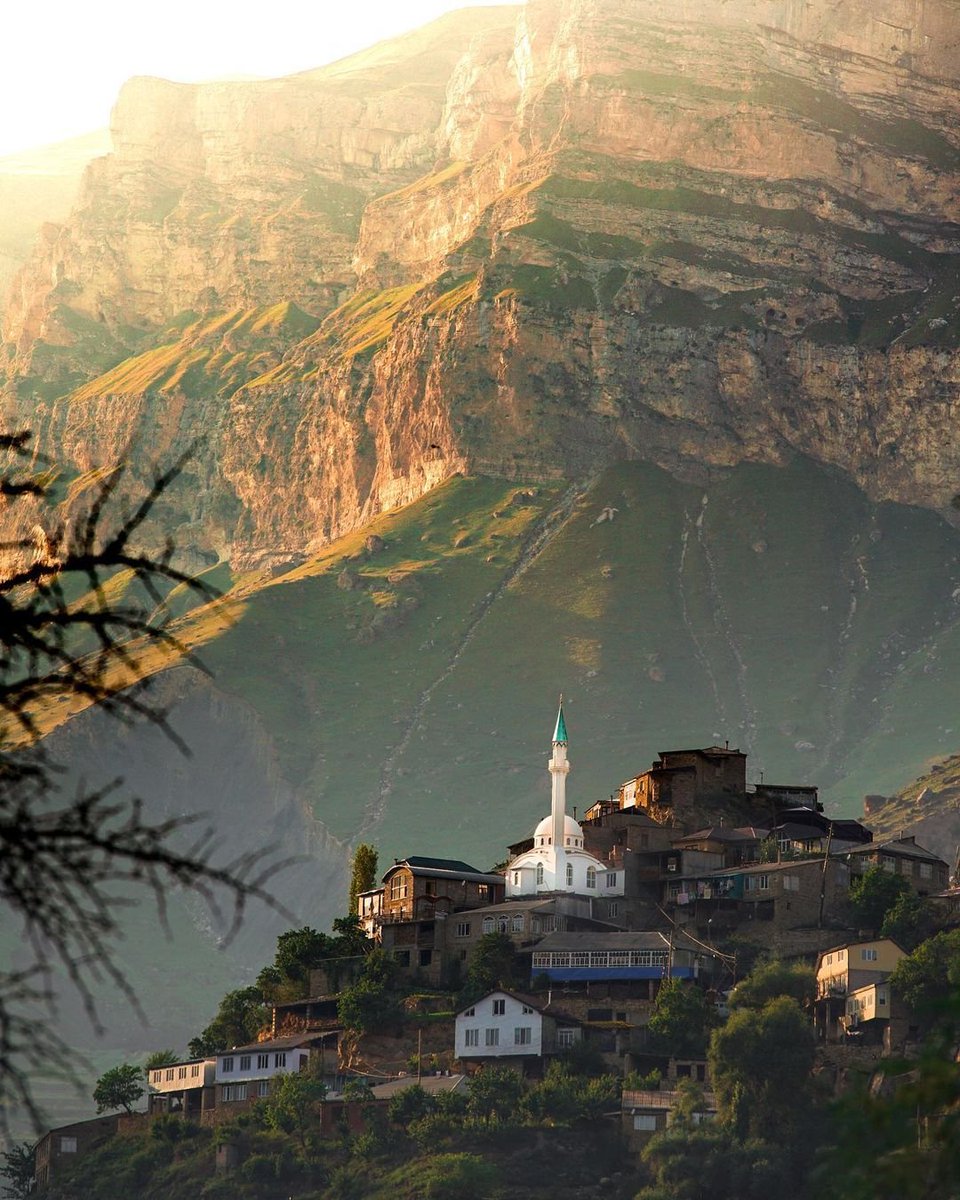 🔵 Dağıstan'da dağların arasından yükselen bir cami;