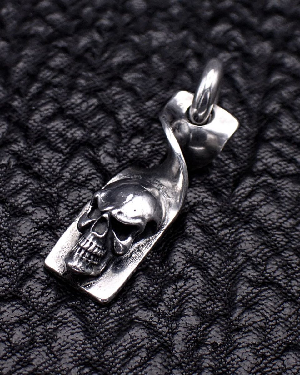 takashi666CS's tweet image. 925 Sterling Silver Skull Pendant　「Twisted Plate Skull Tag Pendant」

A one-of-a-kind pendant featuring a skull mounted on a twisted plate.

#スカル
#ドクロ
#skullart
#silversmith 
#シルバーアクセサリー