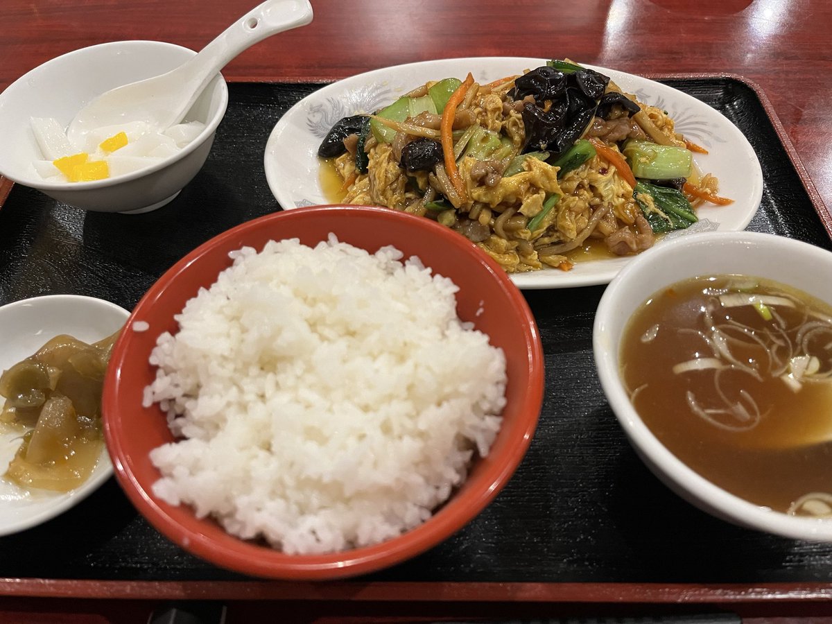 yanushizaka46's tweet photo. 有吉ぃぃeeeee！で陽世ちゃんとひらほが訪れてた東海飯店へ！

陽世ちゃんとおそろっぴのきくらげと豚肉炒め定食、あまじょっぱくて酒が進む〜！ https://t.co/yrNYGZdUte