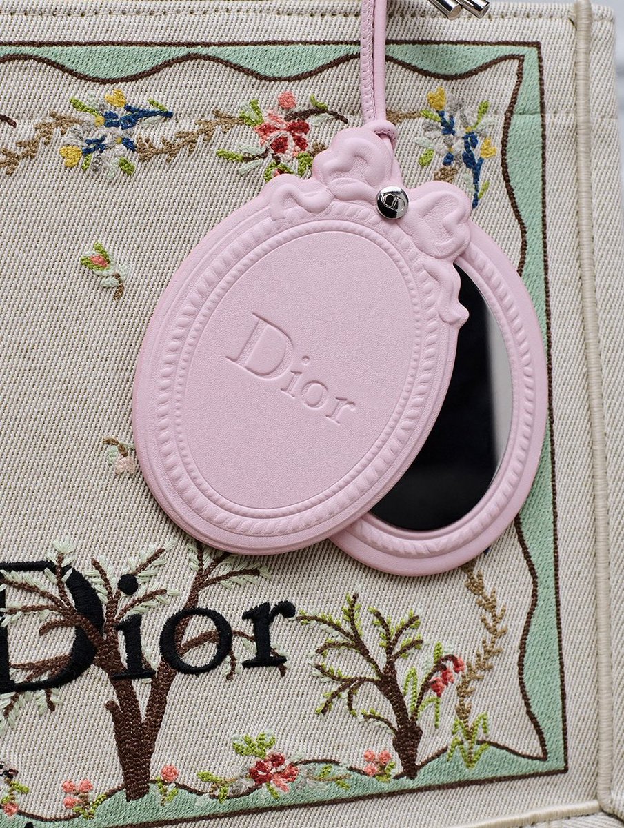 Outlander Magazine tweet media