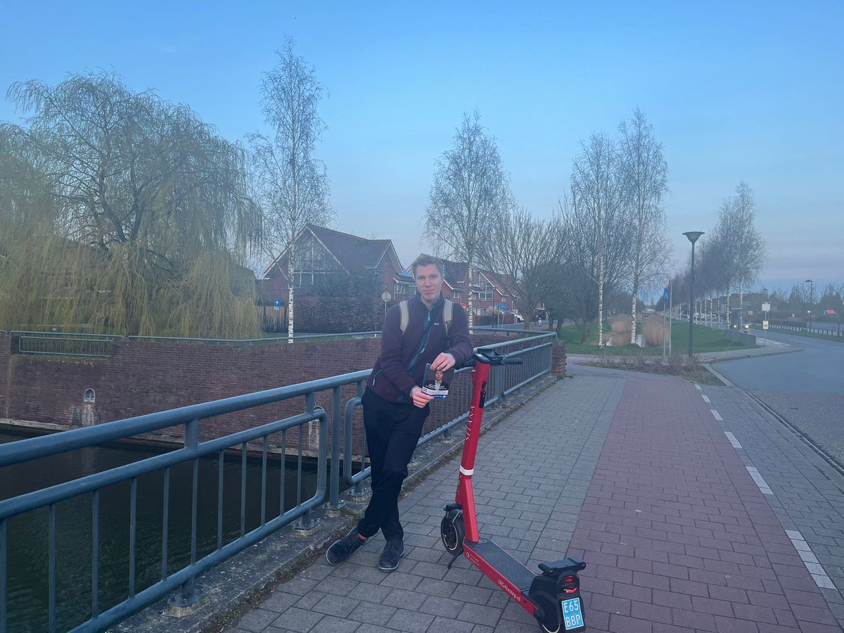 VVDLelystad's tweet image. Flyers voor #GR2026 bezorgen? Dat kan ook op de eerste legale e-step van NL! Onze kandidaat Tom Puijpe (plek 10) ging zo gisteren langs de deuren in de Waterwijk en de Landerijen!

Ga 18 maart stemmen (overmorgen al!) en kies @VVD!

#VVD #Lelystad #Gemeenteraadsverkiezingen
