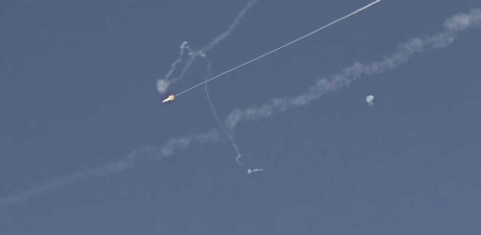 ikisahilnews's tweet image. 🇦🇪 #BƏƏ-nin hava hücumundan müdafiə (#HHM) sistemləri İranın 6 ballistik raketini və 21 pilotsuz uçuş aparatını (#PUA) vurub. Hücumlar nəticəsində 7 nəfər - iki hərbçi və beş mülki şəxs ölüb, 145 nəfər isə yaralanıb