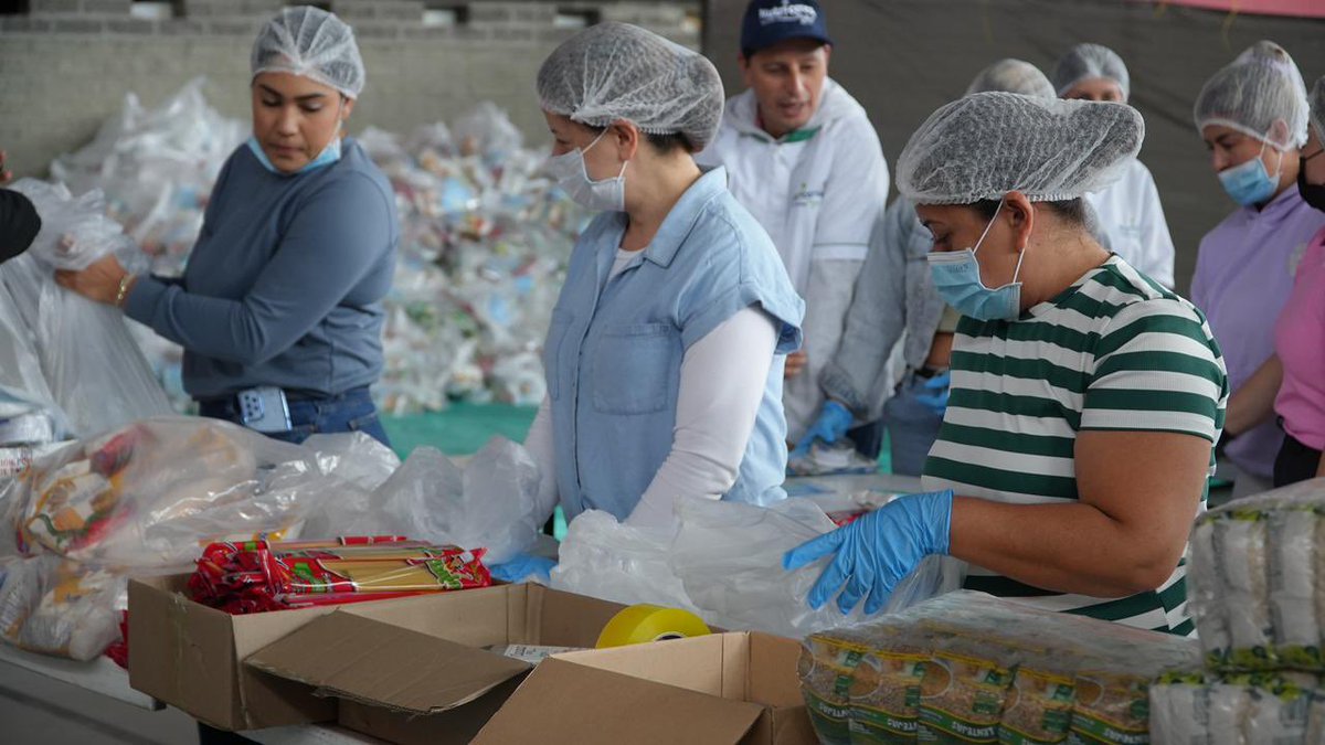 nutriceres's tweet photo. Detrás de cada Paquete Nutricional Vacacional hay un equipo comprometido. 

Nuestro equipo administrativo se sumó a la jornada de empaque, apoyando la preparación de los paquetes que llegarán a las familias durante el receso escolar. https://t.co/tA4o5BT5Sf