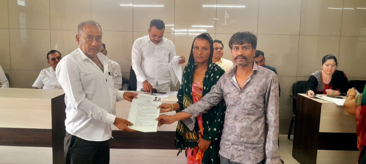 sdm_visavadar's tweet photo. આજ તા.16/03/2026ના રોજ ભેસાણ ખાતે યોજાયેલ લેન્ડ કમિટીની બેઠકમાં ભેસાણ તાલુકાના ચુડા, છોડવડી તથા નવા વાઘણીયા ગામના કુલ-43 મકાનવિહોણા લાભાર્થીઓને મફત પ્લોટની ફાળવણી કરી, સંનદો સોપવામાં આવી.
@CMOGuj @revenuegujarat @collectorjunag https://t.co/ipKUd0CUMJ