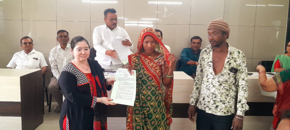 આજ તા.16/03/2026ના રોજ ભેસાણ ખાતે યોજાયેલ લેન્ડ કમિટીની બેઠકમાં ભેસાણ તાલુકાના ચુડા, છોડવડી તથા નવા વાઘણીયા ગામના કુલ-43 મકાનવિહોણા લાભાર્થીઓને મફત પ્લોટની ફાળવણી કરી, સંનદો સોપવામાં આવી.
<a href="/CMOGuj/">CMO Gujarat</a> <a href="/revenuegujarat/">Revenue Dep. Gujarat</a> <a href="/collectorjunag/">Collector Junagadh</a>