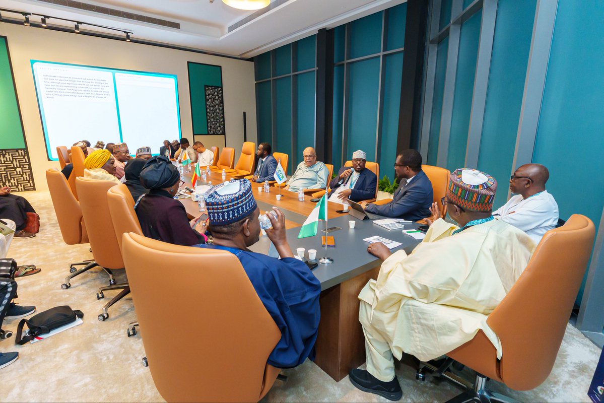 MakkahHalal's tweet image. شهد منتدى مكة للحلال 2026 انطلاق الطاولة المستديرة الإفريقية للحلال لصياغة رؤية موحدة لبناء منظومة حلال إفريقية مستدامة، وتعزيز التكامل التجاري في مختلفأنحاء القارة الإفريقية، وذلك في إطار اتفاقية منطقة التجارة الحرة القارية الإفريقية. 
 
يُرسخ النقاش تعاونًا إقليميًا طموحًا،