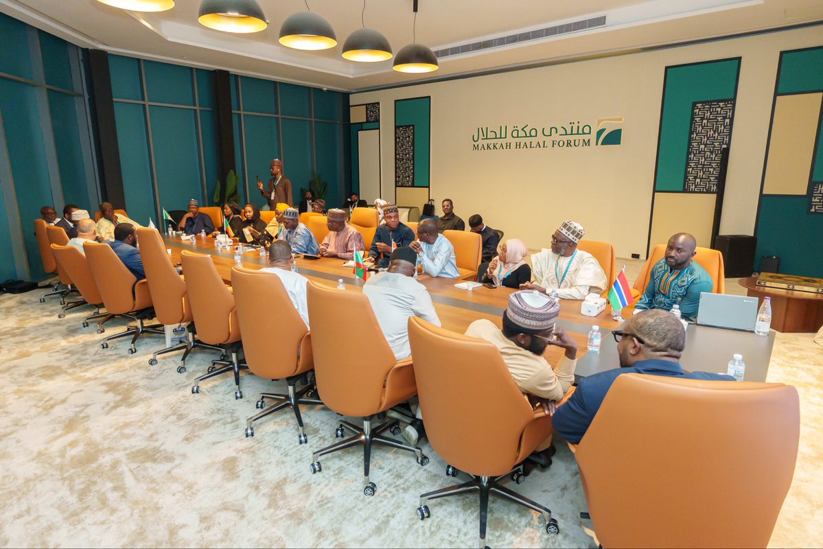 MakkahHalal's tweet image. شهد منتدى مكة للحلال 2026 انطلاق الطاولة المستديرة الإفريقية للحلال لصياغة رؤية موحدة لبناء منظومة حلال إفريقية مستدامة، وتعزيز التكامل التجاري في مختلفأنحاء القارة الإفريقية، وذلك في إطار اتفاقية منطقة التجارة الحرة القارية الإفريقية. 
 
يُرسخ النقاش تعاونًا إقليميًا طموحًا،