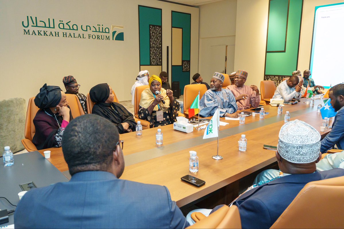 MakkahHalal's tweet image. شهد منتدى مكة للحلال 2026 انطلاق الطاولة المستديرة الإفريقية للحلال لصياغة رؤية موحدة لبناء منظومة حلال إفريقية مستدامة، وتعزيز التكامل التجاري في مختلفأنحاء القارة الإفريقية، وذلك في إطار اتفاقية منطقة التجارة الحرة القارية الإفريقية. 
 
يُرسخ النقاش تعاونًا إقليميًا طموحًا،
