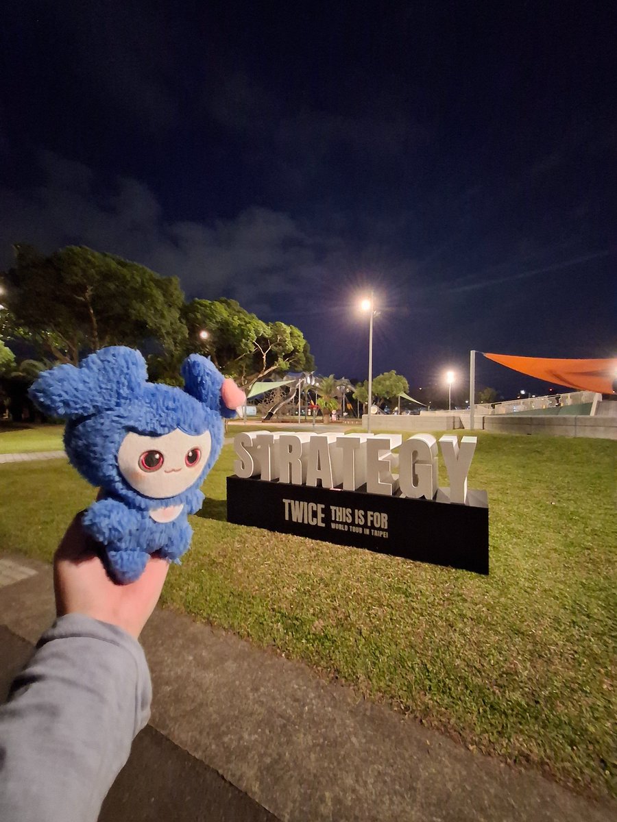 f_Lavare's tweet image. 趁著週日好天氣從心裡感覺最遠的貓空站開始跑大地遊戲！ #TheFeels
今天早上立刻前往西門町看最新鮮的 #WhatIsLove 
當然6號出口對面的飯店螢幕也不能錯過～

最後是下班才去的花博新生園區，雖然天有點暗了，但還好公園燈光打得挺亮😆#Strategy 還是看得很清楚
#TWICE_THISISFOR_WORLD_TOUR_IN_TAIPEI