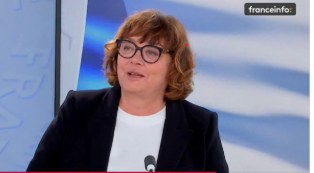 🎤 « Alias Benito ! » : Nathalie Saint-Cricq a comparé Éric Ciotti à Mussolini sur France Info.
Cette remarque, captée et diffusée à l'antenne via un micro ouvert, a immédiatement provoqué un tollé général.
Les faits sont là.

> Source : Boulevard Voltaire