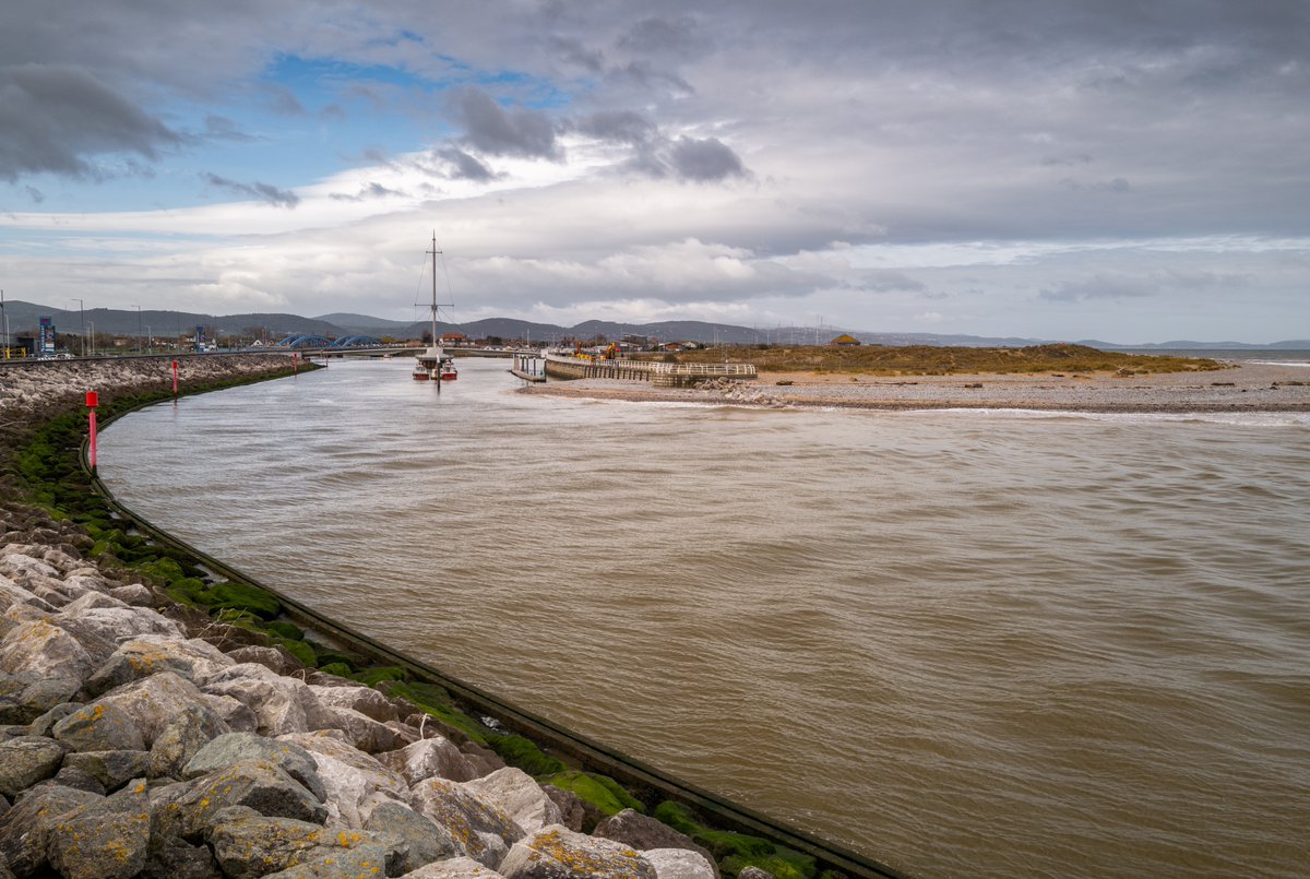 C_V_Evans's tweet photo. Rhyl, pont y ddraig harbour bridge this morning @allyhumphreys
@Ruth_ITv @DerekTheWeather
@S4Ctywydd @SabrinaJayneLee
@bbcweather @YvonneTywydd
@bffg78 https://t.co/FksT5gaCv0