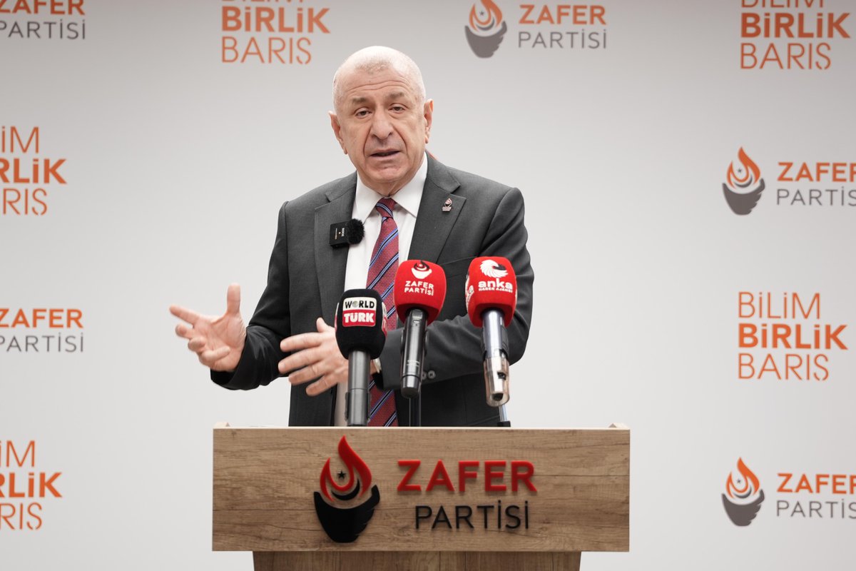 Ümit Özdağ, "CHP tabanıyla Zafer Partisi tabanı arasında bir oy geçişkenliği olduğu konuşuluyordu. Öyle bir geçişkenlik var mı?" sorusunu yanıtladı:

🎙️Cumhuriyet Halk Partisi tabanından bize geçiş var. Bu sadece sığınmacılarla ilgili değil, aynı zamanda PKK ve Öcalan ile yapılan