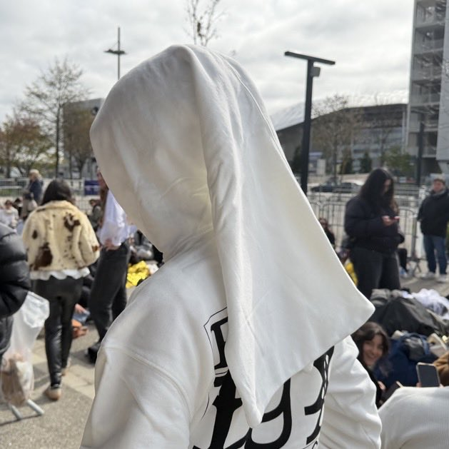 rosaliaposting's tweet photo. La sudadera del LUX TOUR tiene un velo de monja como capucha https://t.co/mSbMO0HkA8