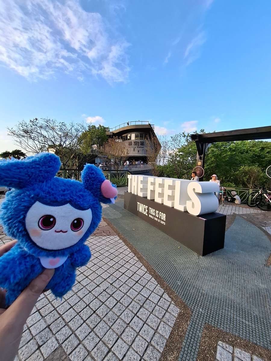 f_Lavare's tweet image. 趁著週日好天氣從心裡感覺最遠的貓空站開始跑大地遊戲！ #TheFeels
今天早上立刻前往西門町看最新鮮的 #WhatIsLove 
當然6號出口對面的飯店螢幕也不能錯過～

最後是下班才去的花博新生園區，雖然天有點暗了，但還好公園燈光打得挺亮😆#Strategy 還是看得很清楚
#TWICE_THISISFOR_WORLD_TOUR_IN_TAIPEI