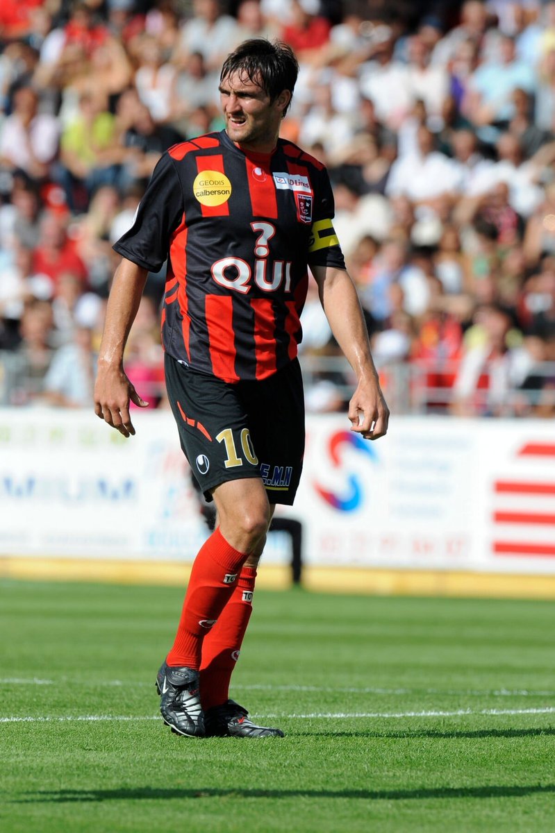 zefrenchcap's tweet photo. Aujourd'hui Grégory #Thil a 46 ans, bon anniversaire à lui 🥳🥳
Thill à Boulogne c'est : 
- 330 matchs (joueurs le plus capé du club) 🏟️
- 138 buts (meilleur buteur du club) ⚽
- 31 buts en 38 matchs en National (record incontesté)
- meilleur buteur en L2 saison 2008/2009 pour la montée en L1 📈

Il est resté à Boulogne de 2005 à 2011 puis est revenu de 2015 à 2018 avant de se reconvertir dans les bureaux et plus précisément en tant que directeur sportif au RC Lens puis maintenant recruteur au RCSA 💼

Une légende de l'USBCO, encore bon anniversaire à lui ❤️🖤