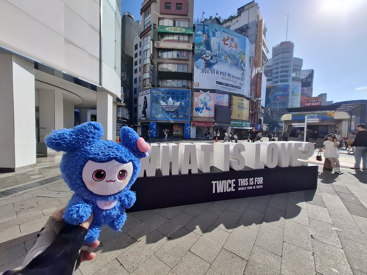 f_Lavare's tweet image. 趁著週日好天氣從心裡感覺最遠的貓空站開始跑大地遊戲！ #TheFeels
今天早上立刻前往西門町看最新鮮的 #WhatIsLove 
當然6號出口對面的飯店螢幕也不能錯過～

最後是下班才去的花博新生園區，雖然天有點暗了，但還好公園燈光打得挺亮😆#Strategy 還是看得很清楚
#TWICE_THISISFOR_WORLD_TOUR_IN_TAIPEI