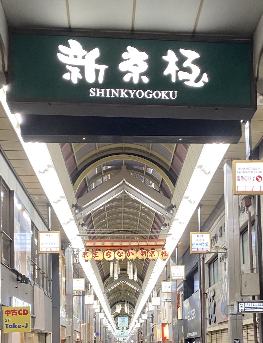 kyoto_ao's tweet image. 京都はまだまだ寒いよ(°_°)
明日も
ヒートテック＆ダウンベストを入れて描きます^_^

2026年3月14日〜3月31日
場所：コレクションショップYAMAMOTO京極店

@collectionsho10 

#HandPaintedYuzen 
#YuzenArt 
#MadetoOrder #CustomFashion 
#Artist
 #LiveDemonstration #OneofaKind 
 #FashionArt