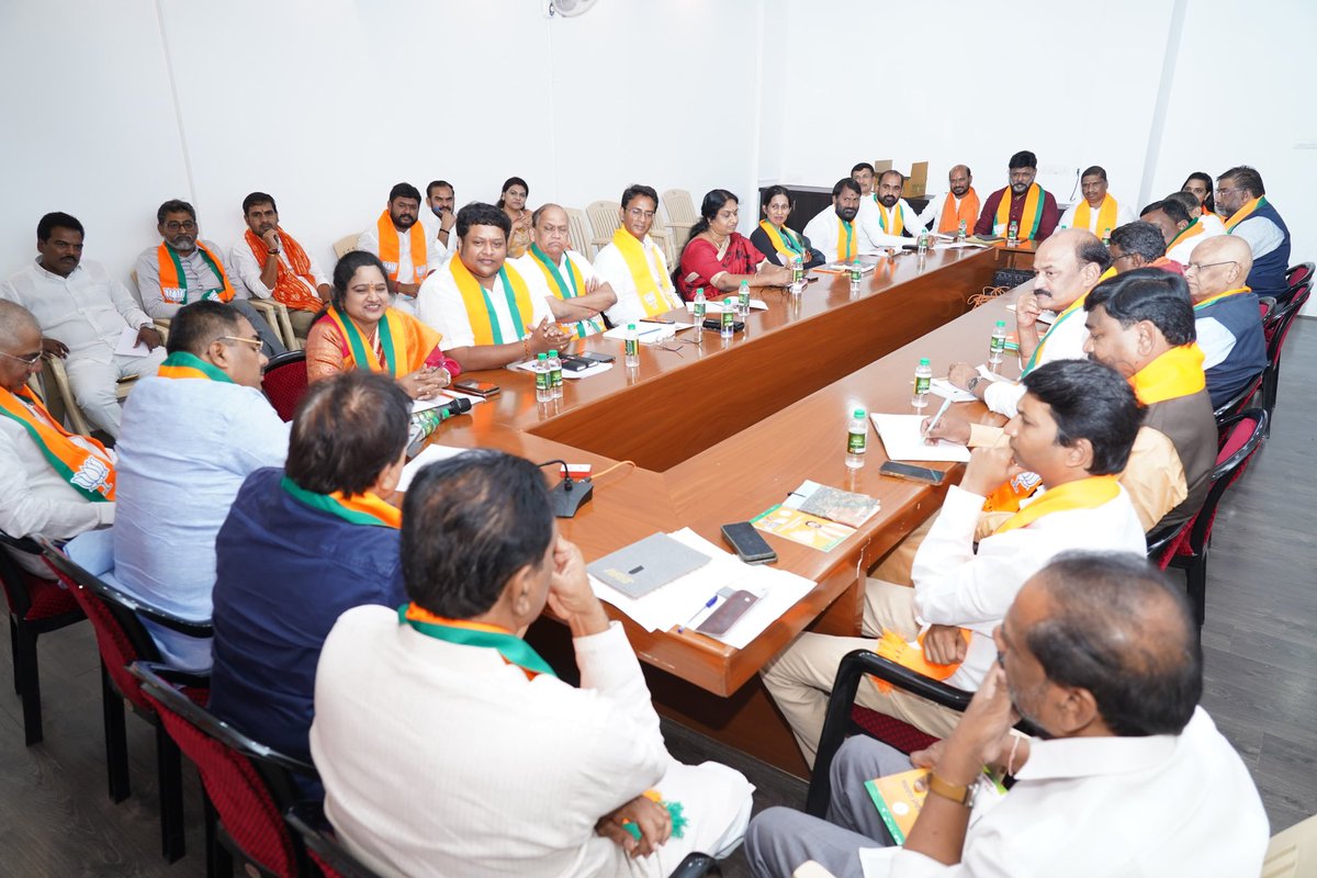 bindrasenreddy's tweet photo. బిజెపి రాష్ట్ర అధ్యక్షుడు శ్రీ @N_RamchanderRao గారి నేతృత్వంలో, నూతన అధికార ప్రతినిధులతో మీడియా సమావేశం. కాంగ్రెస్ పాలన వైఫల్యాలు, ప్రజా సమస్యలు, బిజెపి కార్యక్రమాలు చర్చించబడ్డాయి.

#bjptelangana #PoliticalUpdate  #mediameet #stateleadership https://t.co/xdpOn7AYRh