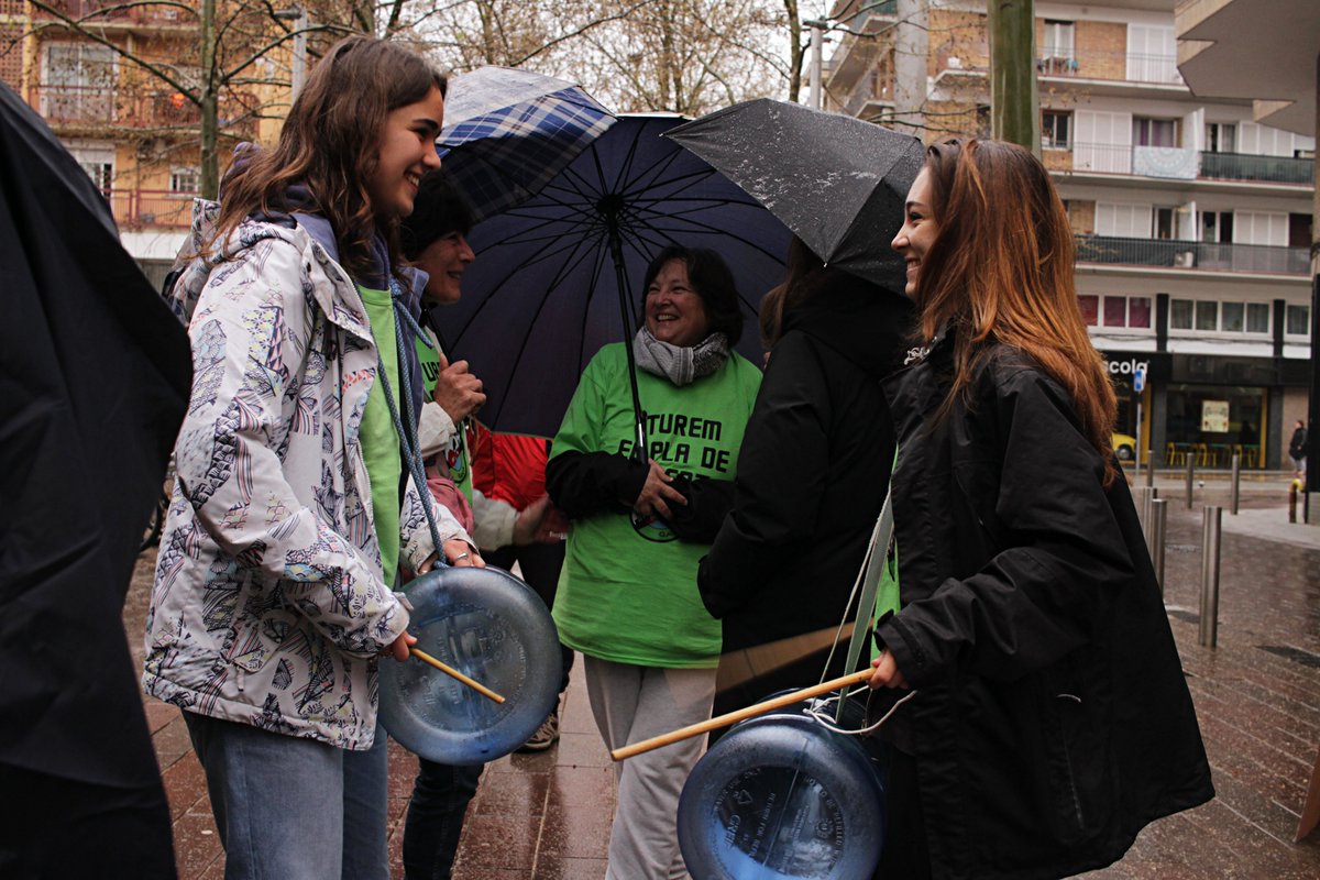 Orgull del jovent que va sortir al carrer el 14M per aturar el pla de ponent. Un dia de pluja on els joves van reivindicar el dret a gaudir de la natura i al habitage sense especulació.
Aquestes són algunes cares d'aquest jovent. <a href="/PSCGava/">PSC Gavà</a> <a href="/AjuntamentGava/">Ajuntament de Gavà</a>  Volen explicacions!