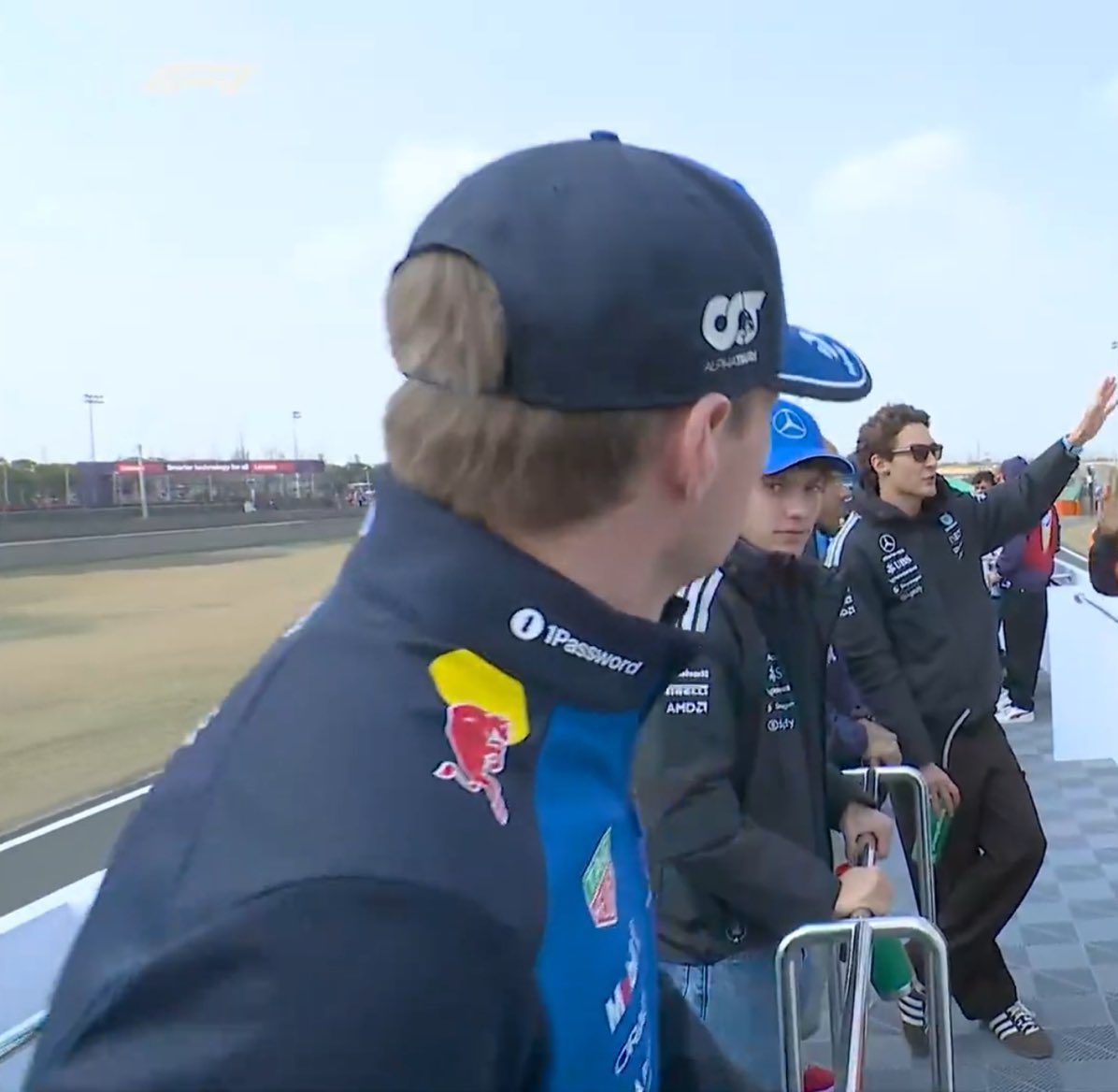 สายตาคิมิคือ ป๊าเอาไง จะคุยไหม เร็วป๊า ก่อนที่ม๊าจะไปเม้ากับเพื่อนอีก