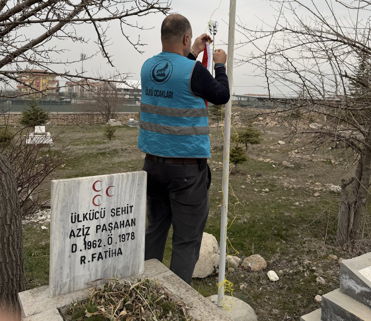 turgaysengonul's tweet photo. Ülkü Ocakları Malatya İl Başkanlığı olarak Ülkücü Şehitlerimiz Nusret Akbal, Aziz Paşahan ve Ömer Aslan ağabeylerimizin kabir temizliğini yapıp bayraklarını değiştirdik. 

Şehitlerimizin yolu yolumuzdur🇹🇷 https://t.co/QscHaO1rj9