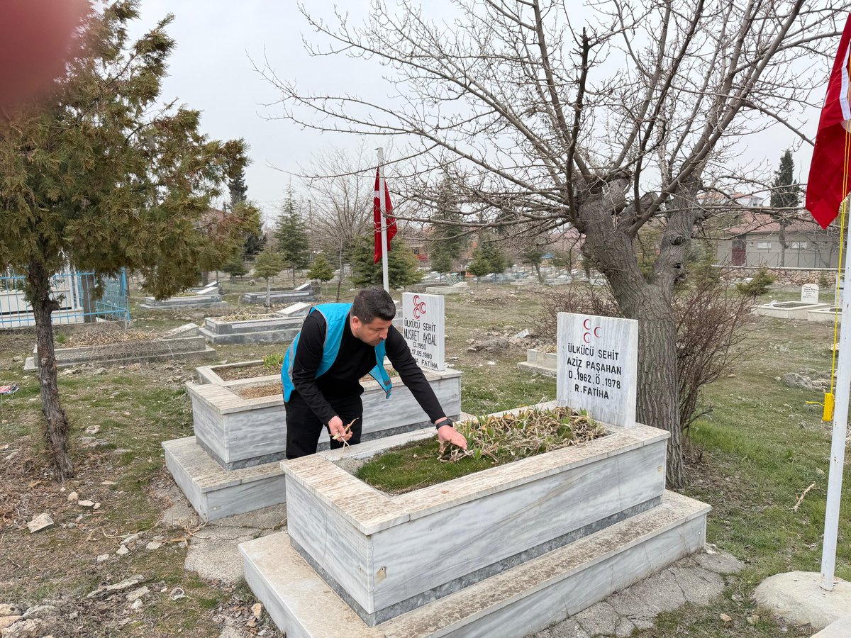 turgaysengonul's tweet photo. Ülkü Ocakları Malatya İl Başkanlığı olarak Ülkücü Şehitlerimiz Nusret Akbal, Aziz Paşahan ve Ömer Aslan ağabeylerimizin kabir temizliğini yapıp bayraklarını değiştirdik. 

Şehitlerimizin yolu yolumuzdur🇹🇷 https://t.co/QscHaO1rj9