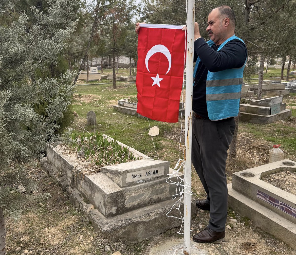 turgaysengonul's tweet photo. Ülkü Ocakları Malatya İl Başkanlığı olarak Ülkücü Şehitlerimiz Nusret Akbal, Aziz Paşahan ve Ömer Aslan ağabeylerimizin kabir temizliğini yapıp bayraklarını değiştirdik. 

Şehitlerimizin yolu yolumuzdur🇹🇷 https://t.co/QscHaO1rj9