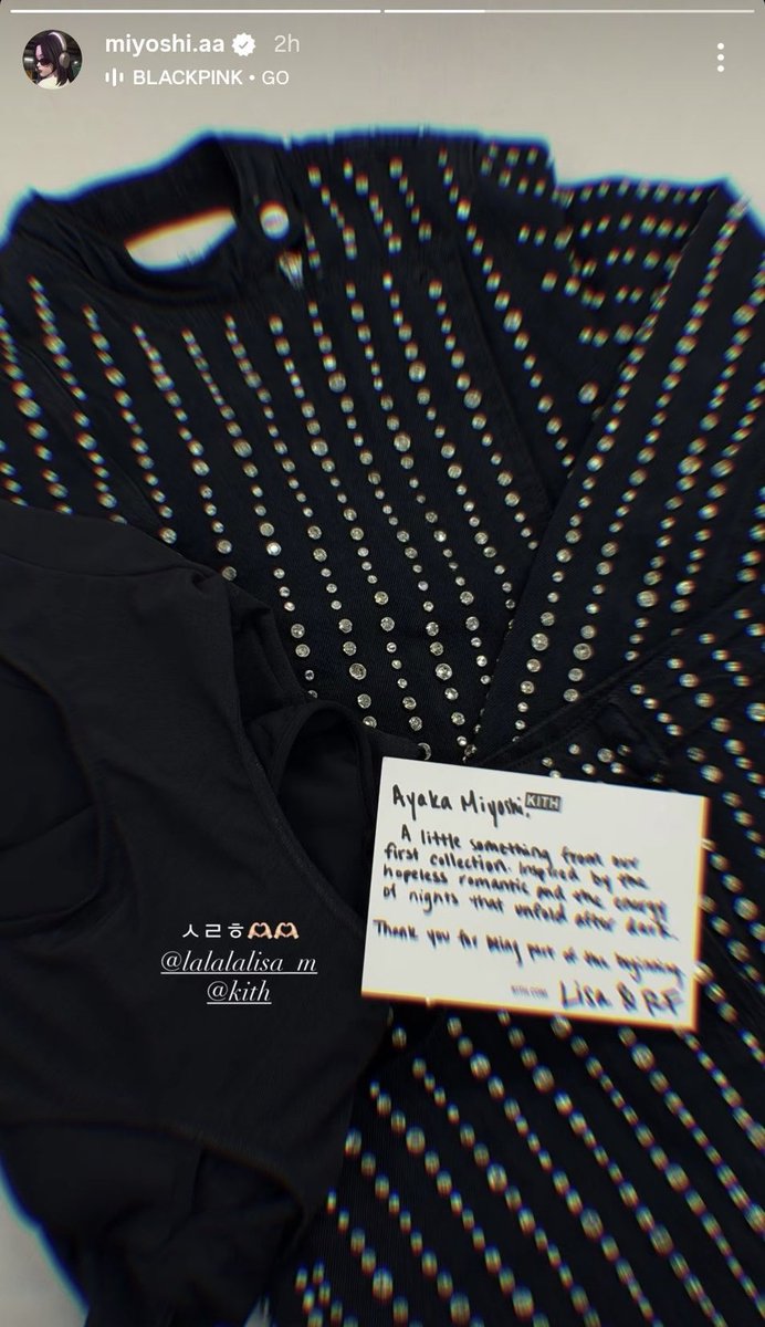 PortalLalisa's tweet photo. 📲 Ayaka Miyoshi (atriz japonesa) usando a roupa da coleção LISA x KITH WOMEN SPRING 26.
- Ela ganhou da LISA.
LISA KITH GUEST DESIGNER #KithWomenDesignedByLISA #LISAxKITH #LISA @wearelloud https://t.co/5Aaj0A2Yux