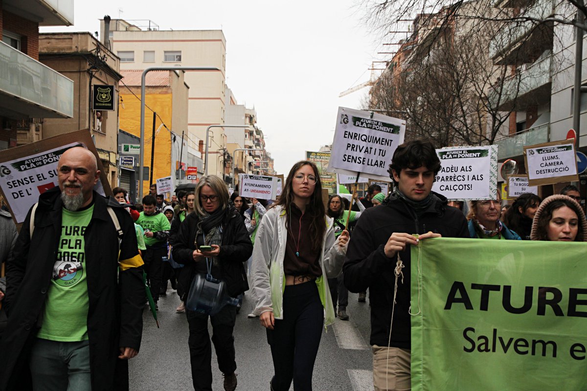 SalvemElCalamot's tweet photo. Orgull del jovent que va sortir al carrer el 14M per aturar el pla de ponent. Un dia de pluja on els joves van reivindicar el dret a gaudir de la natura i al habitage sense especulació.
Aquestes són algunes cares d'aquest jovent. @PSCGava @AjuntamentGava  Volen explicacions! https://t.co/jA6wzCRmAD