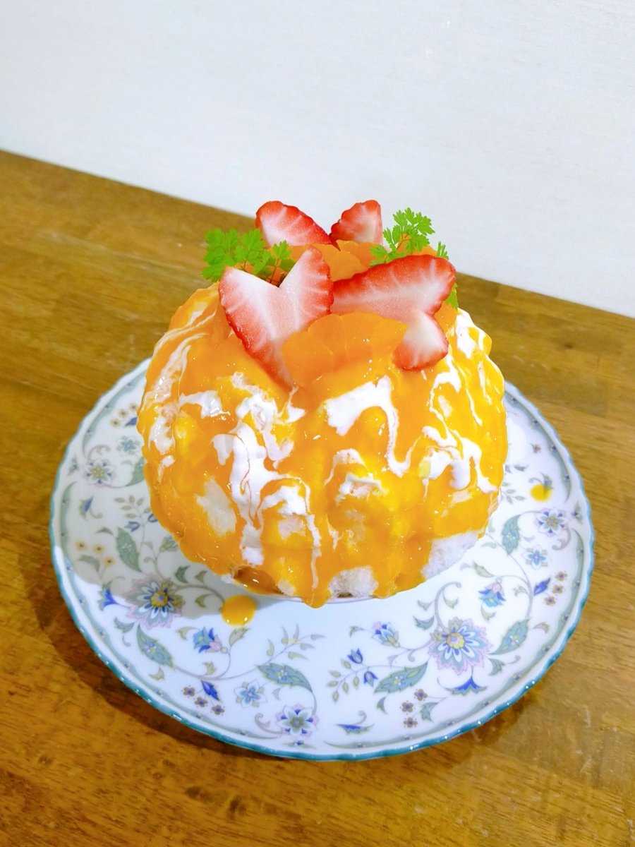 LEE8253's tweet photo. おうちかき氷🍧
◇いちごとみかん
表面はみかん🍊
中はいちご🍓 https://t.co/LGS89vHQPf