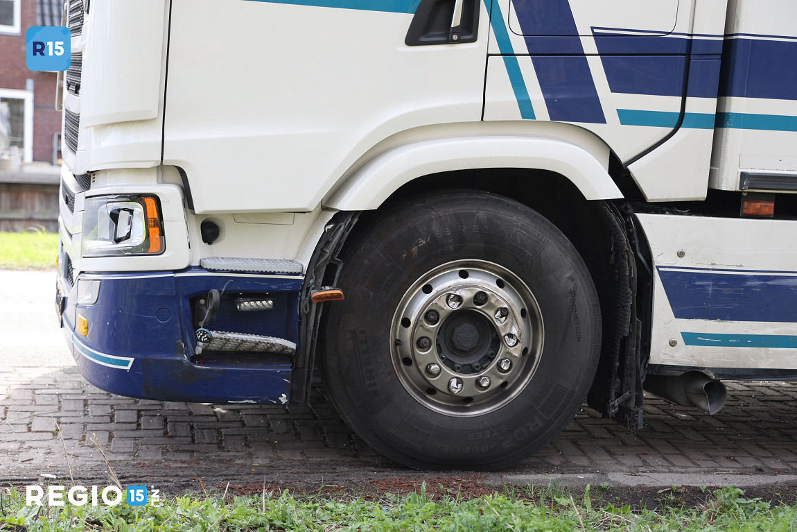 Aanrijding vrachtwagen en personenauto op Madepolderweg in Den Haag