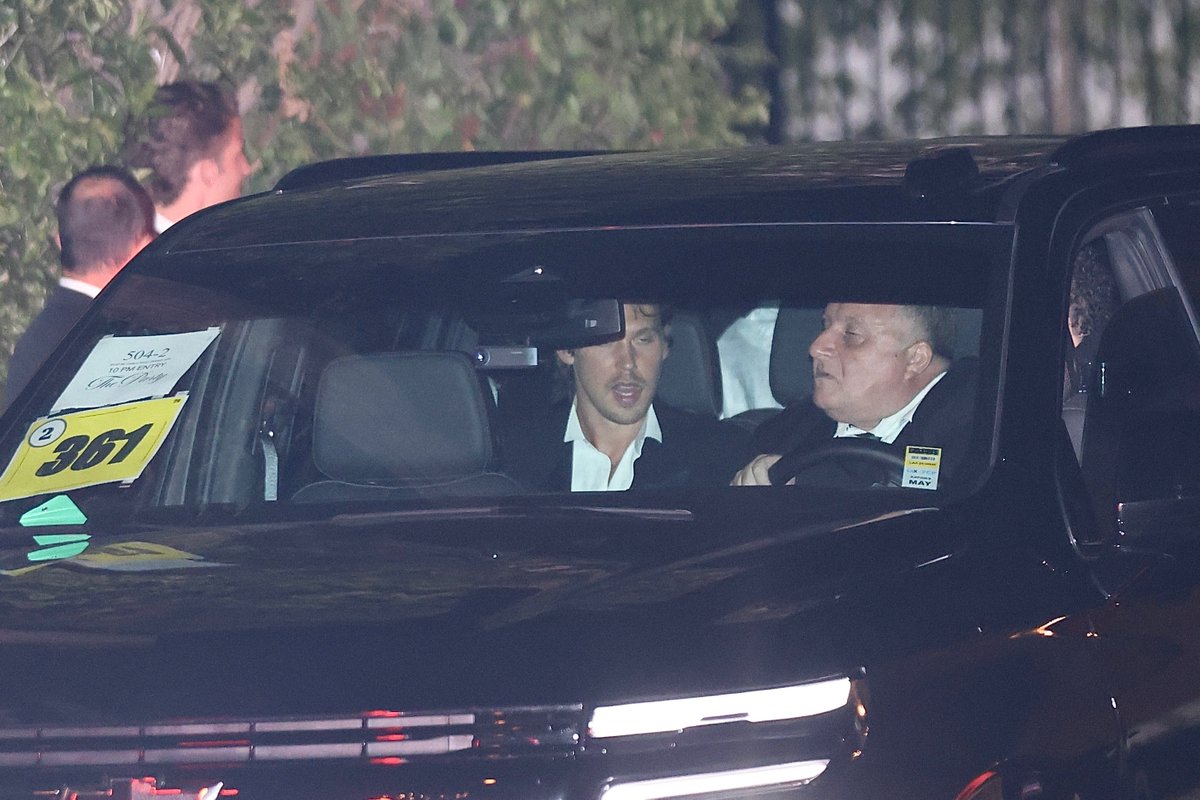 abutlerfiles's tweet photo. Austin Butler arrives at Jay Z and Beyonce's star-studded Gold Party at Chateau Marmont in Los Angeles. https://t.co/EbfwPUeo1p