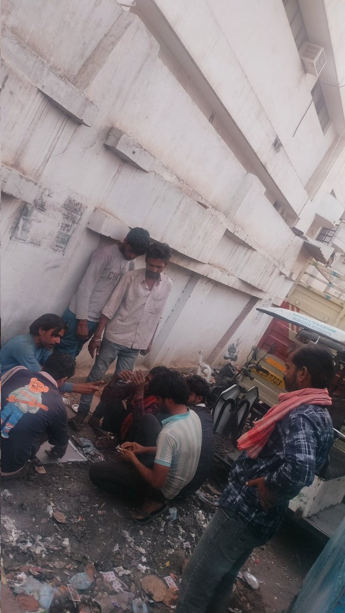 PraveshUP32's tweet photo. उत्तर प्रदेश/लखनऊ के ट्रांसपोर्ट नगर के 10 न.  पार्किंग ठेके के पास नशा और जुवा साथ मे पुलिस कभी देखने तक नही आती कृपया संज्ञान ले @myogiadityanath @AdminLKO @Uppolice @lkopolice @adgzonelucknow @Igrangelucknow @Yacoupindia https://t.co/iAmnhTcShW
