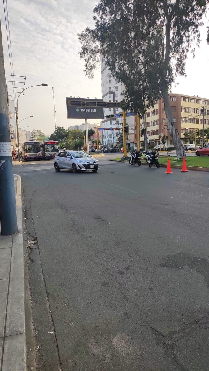 anabruga's tweet photo. Es justo que el inútil del "presidente" pase y paren todo el.trafico? La gente debe llegar al trabajo carajo!! https://t.co/NF9Dopzw6J